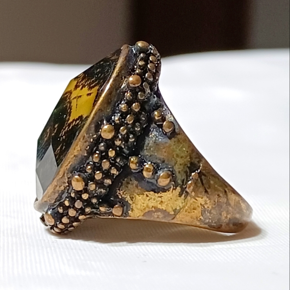ANTIQUE LOOK GOLD TONE STATEMENT RING - Picture 3 of 6